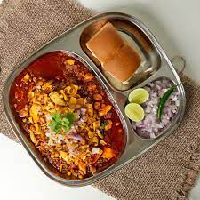 Misal Pav: A Zesty Extravaganza